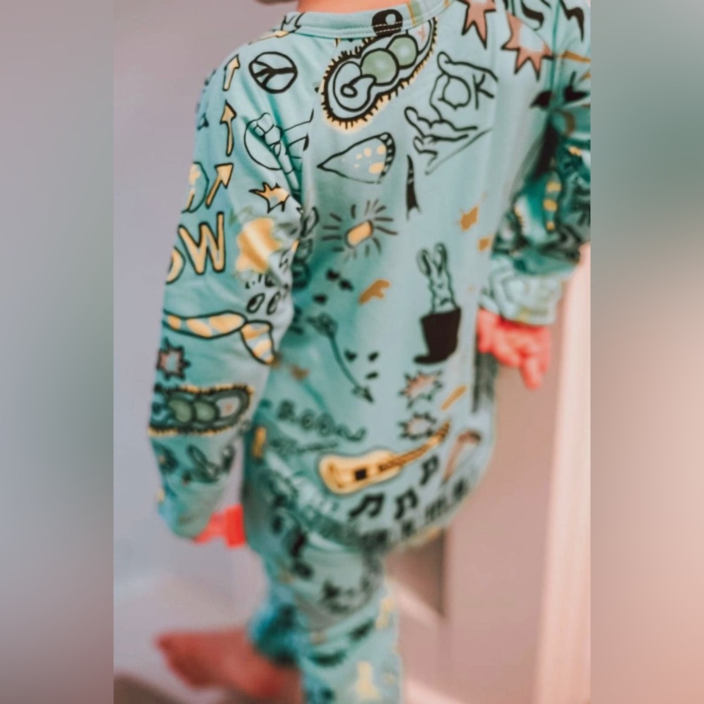 NWT! TEAL GRAPHIC SNUGSUIT- Size 0/3M